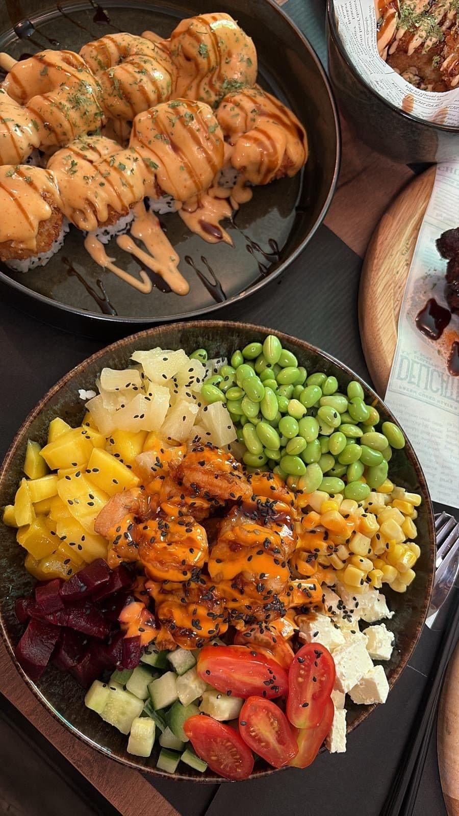 Pokébowl met garnalen, mango, ananas en edamame