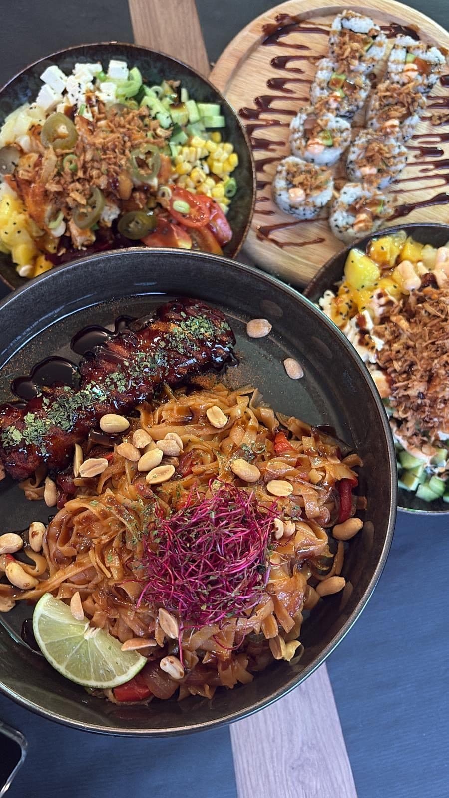 Pokébowl, sushi rolls en yakitori met pindasaus